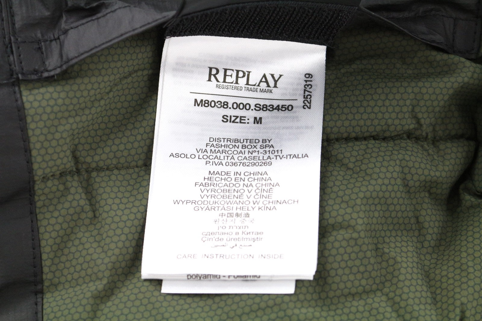 REPLAY vyriška M dydžio striukė, juoda, užtrauktuku, spaudėmis, pamušalu, vieneiliu gobelenu nugaroje. 