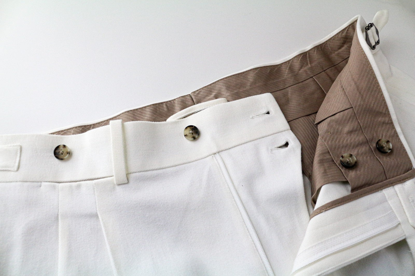 SUITSUPPLY Braddon vyriškos klostuotos kelnės iš UK38R, balkšvos, tamprios medvilnės 