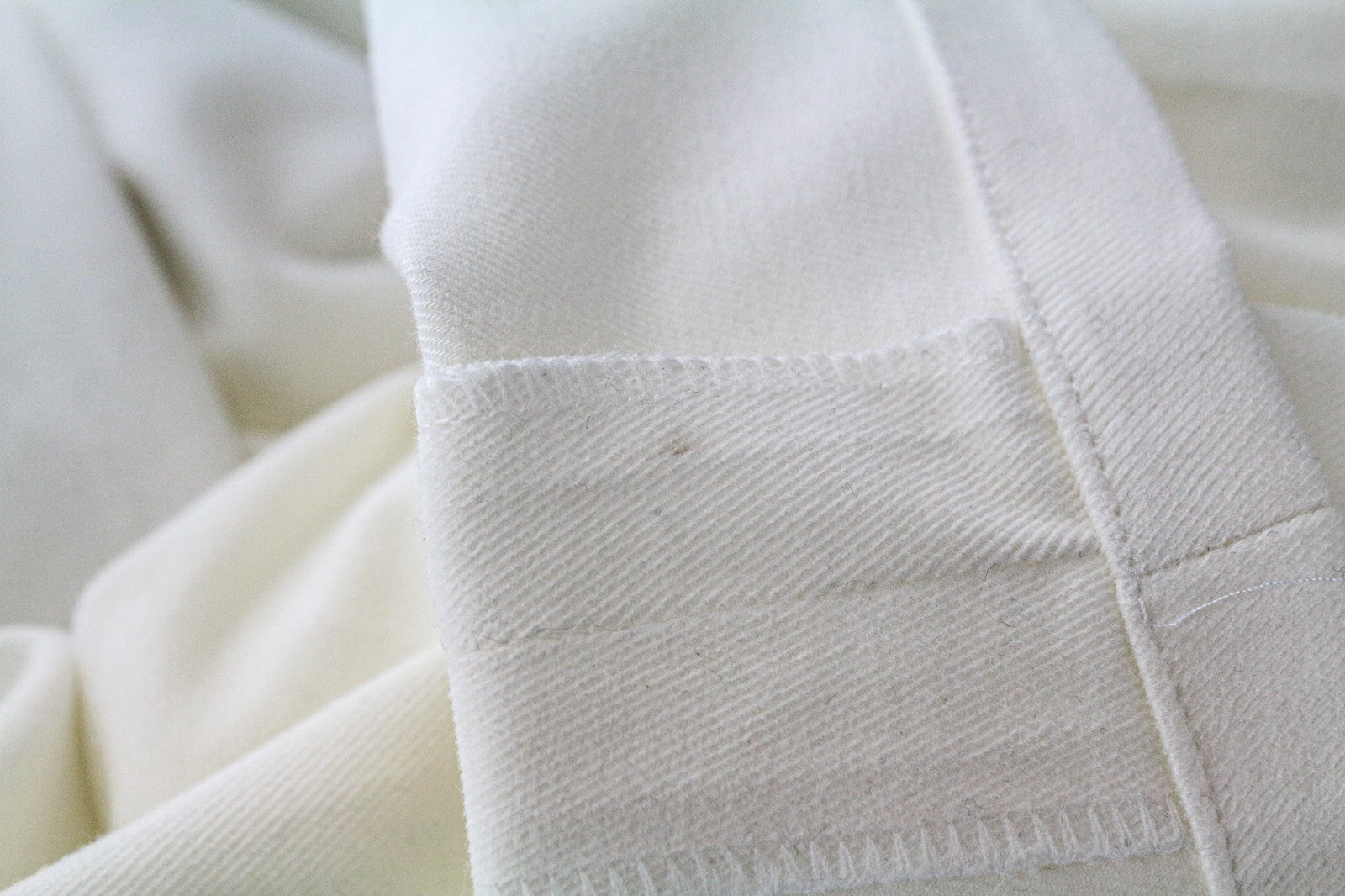 SUITSUPPLY Braddon vyriškos klostuotos kelnės iš UK38R, balkšvos, tamprios medvilnės 