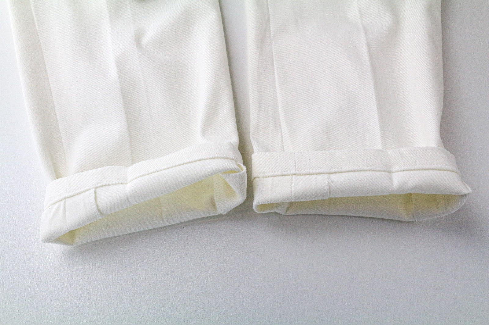 SUITSUPPLY Braddon vyriškos klostuotos kelnės iš UK38R, balkšvos, tamprios medvilnės 