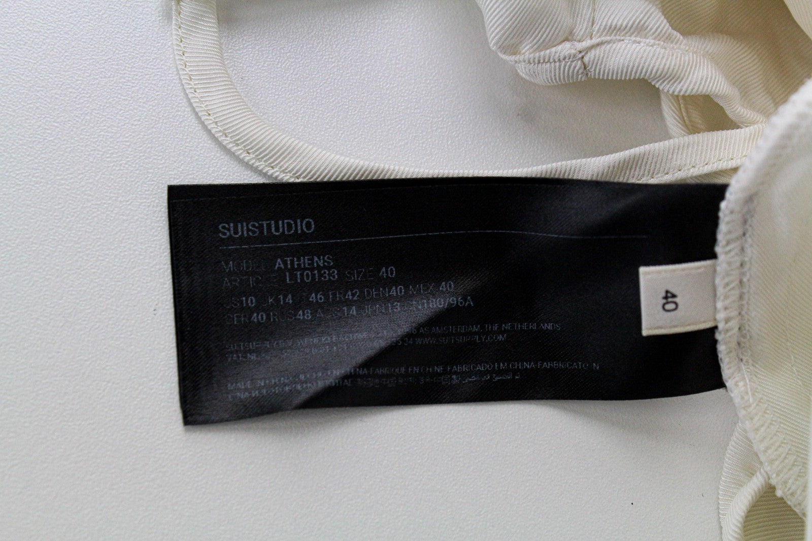 SUISTUDIO Athens moteriškos UK14 šilko baltos spalvos lengvos palaidinės su sagomis 