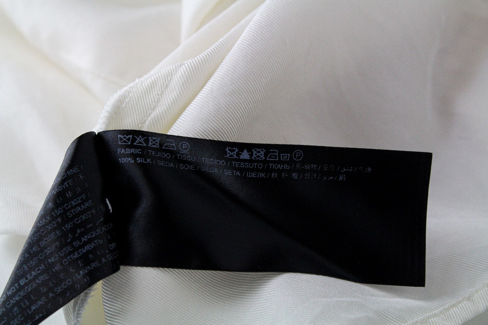 SUISTUDIO Athens moteriškos UK14 šilko baltos spalvos lengvos palaidinės su sagomis 