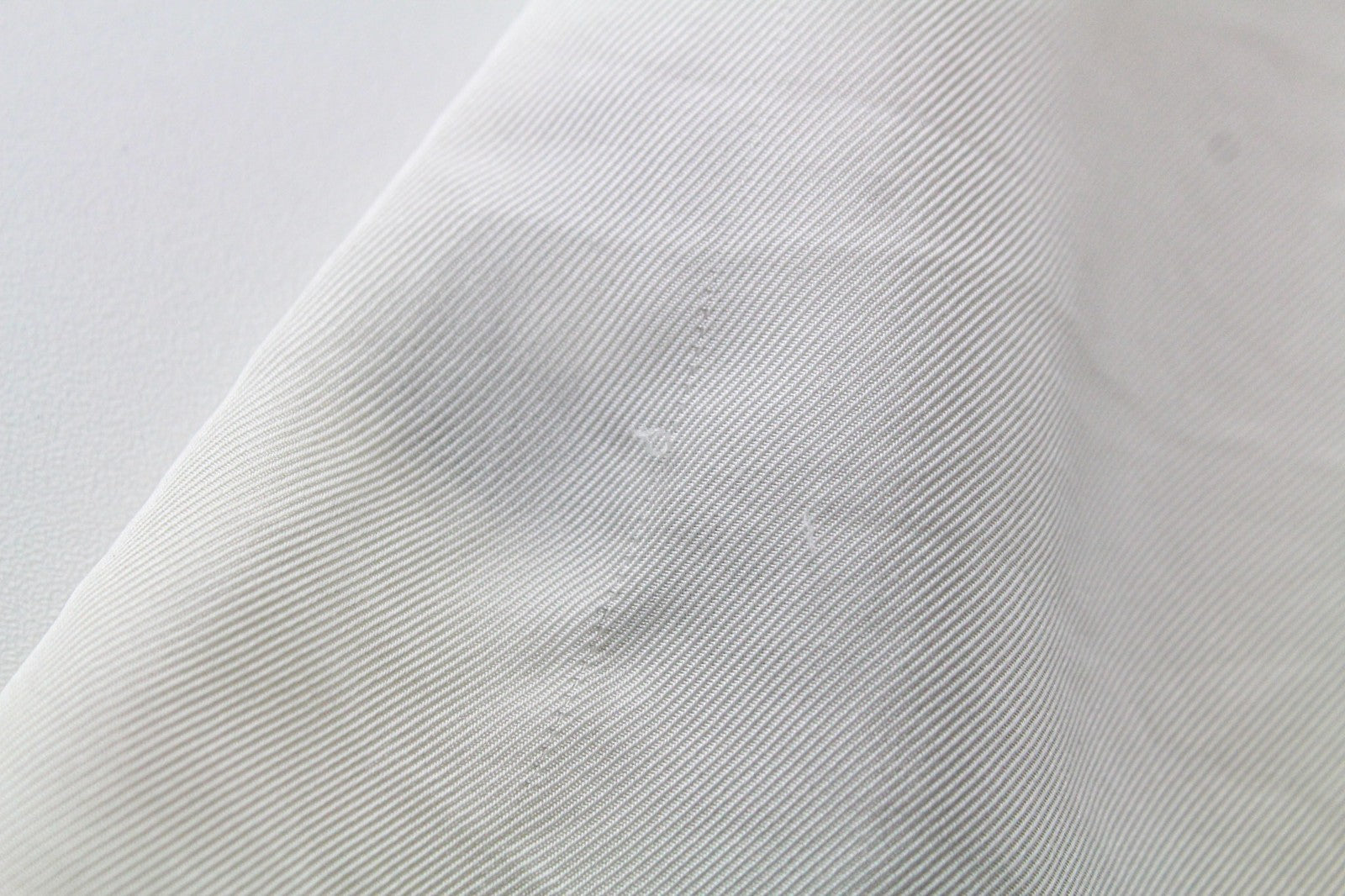 SUISTUDIO Athens moteriškos UK14 šilko baltos spalvos lengvos palaidinės su sagomis 