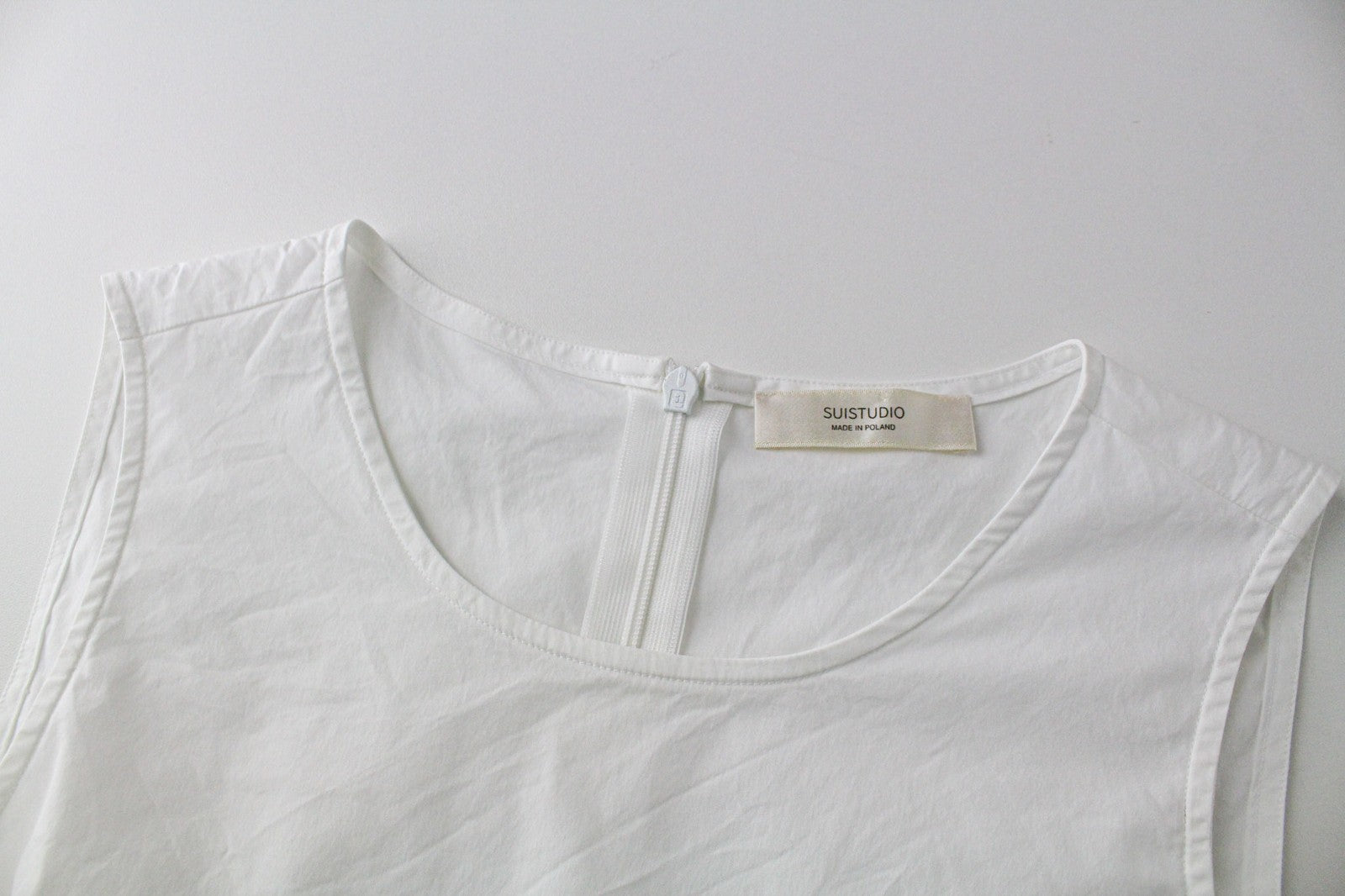 SUISTUDIO moteriška 34R balta berankovė medvilninio mišinio tampri palaidinė su užtrauktuku nugaroje 