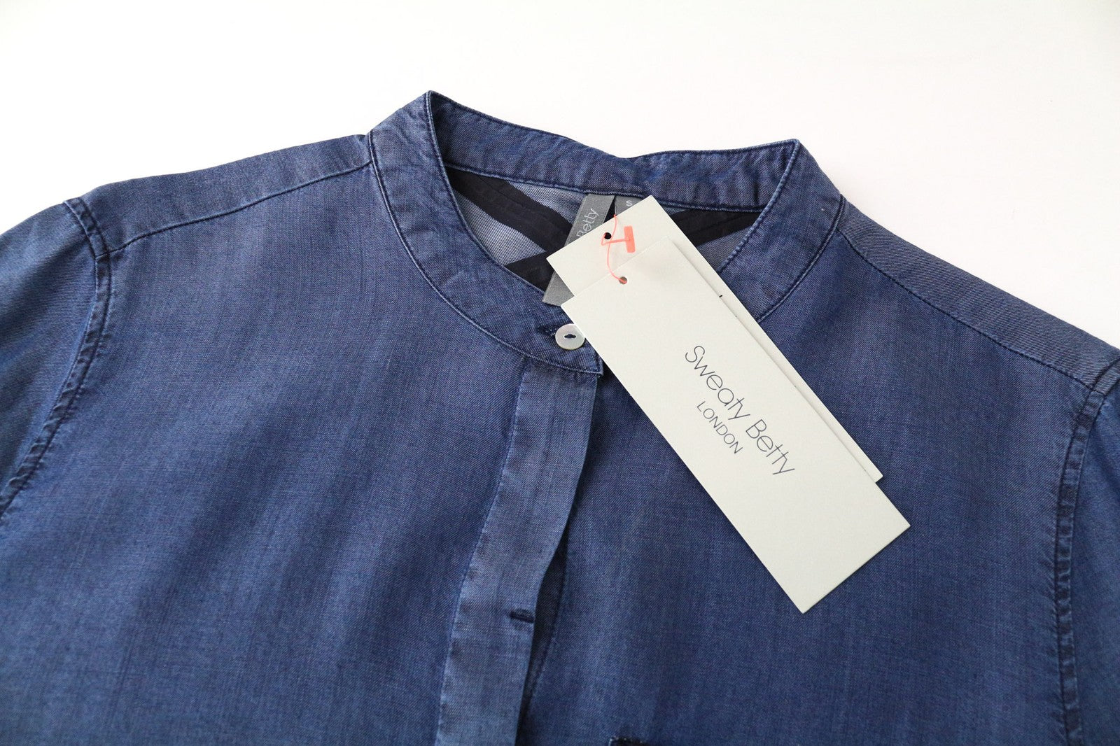 SWEATY BETTY Kvasir Luxe moteriška suknelė S ilgio, marškinių stiliaus, džinsinio midi melanžo spalvos 