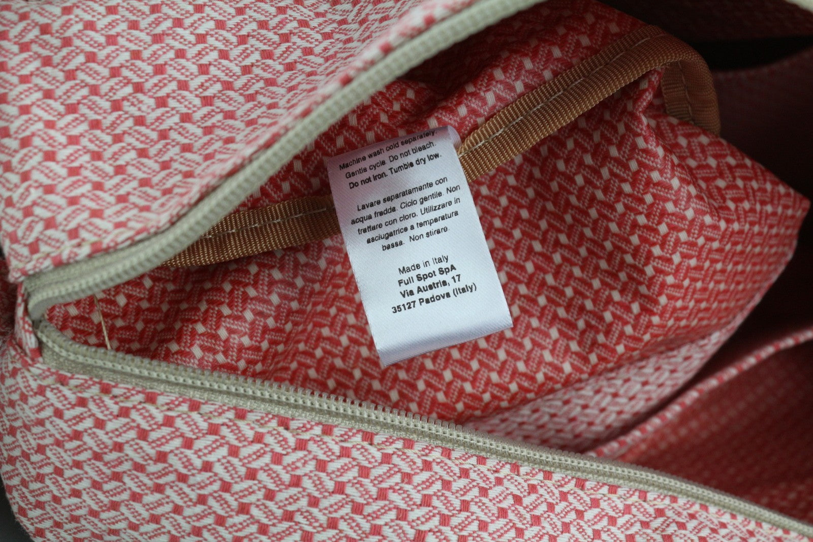 O BAG moteriškas krepšys OS pilkas minkštas vidinis krepšys su užtrauktuku, dvigubomis rankenomis, kvadratiniu logotipu, laisvalaikio stiliaus. 