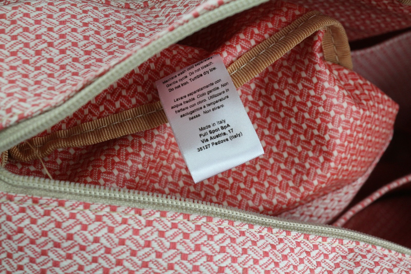 O BAG moteriškas krepšys OS pilkas minkštas vidinis krepšys su užtrauktuku, dvigubomis rankenomis, kvadratiniu logotipu, laisvalaikio stiliaus. 