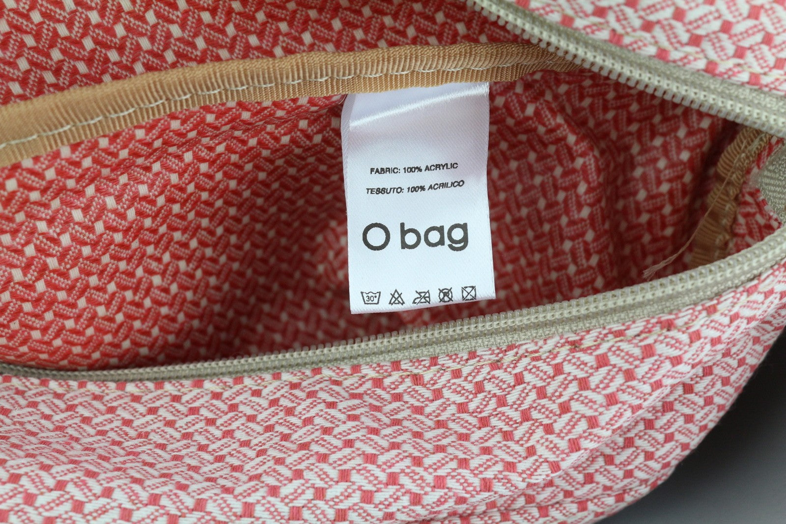 O BAG moteriškas krepšys OS pilkas minkštas vidinis krepšys su užtrauktuku, dvigubomis rankenomis, kvadratiniu logotipu, laisvalaikio stiliaus. 