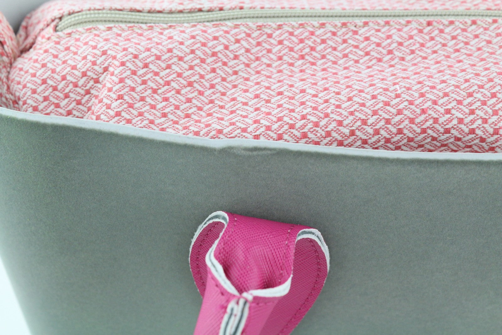 O BAG moteriškas krepšys OS pilkas minkštas vidinis krepšys su užtrauktuku, dvigubomis rankenomis, kvadratiniu logotipu, laisvalaikio stiliaus. 