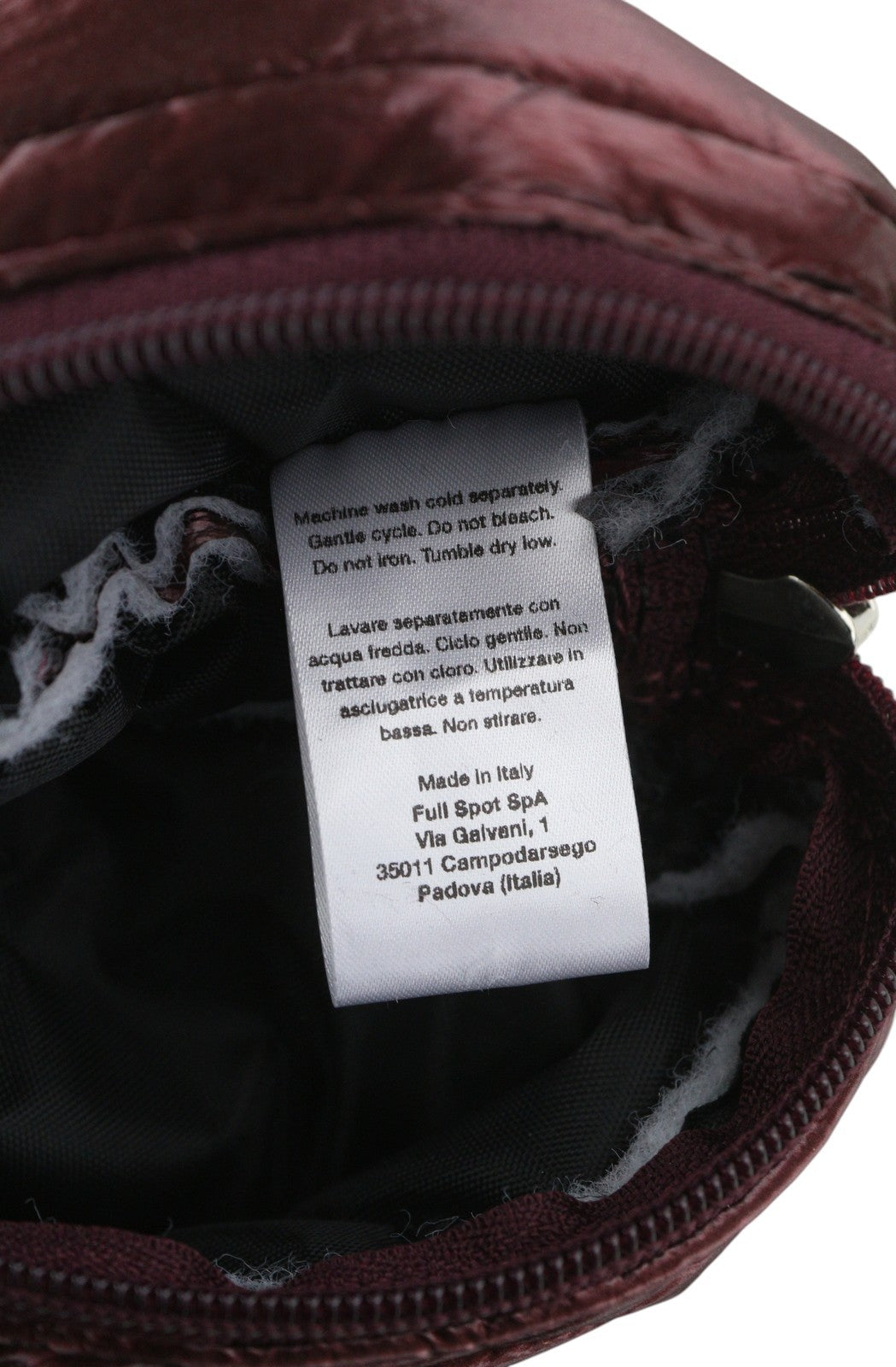 O BAG moteriškas krepšys su papildomomis kišenėmis, bordo spalvos, užsegamas užtrauktuku, reguliuojamo dirželio, nešiojamas per petį. 