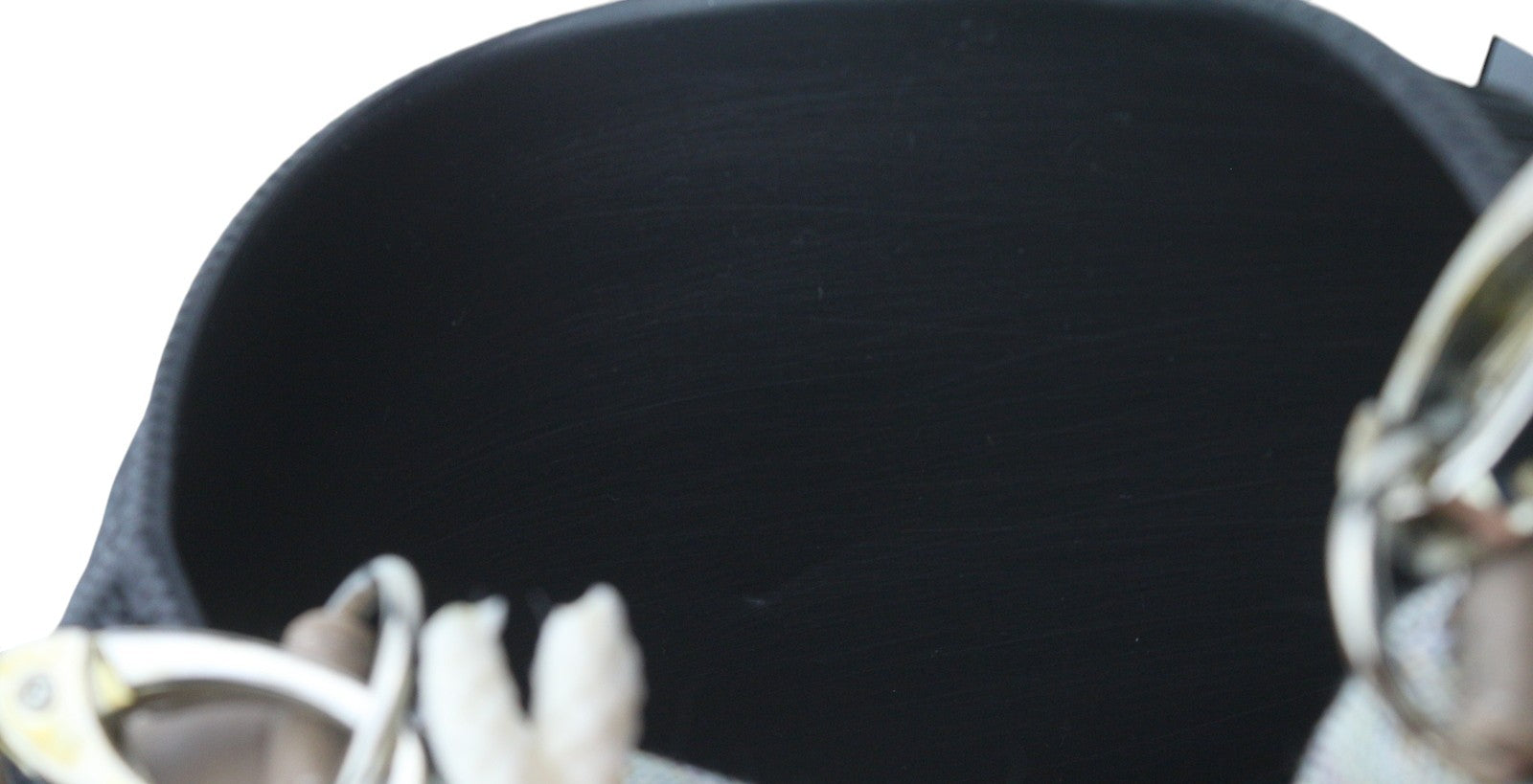 O BAG Swing moteriškas krepšys OS juodas tekstūruotas silikoninis vidinis krepšys per petį 