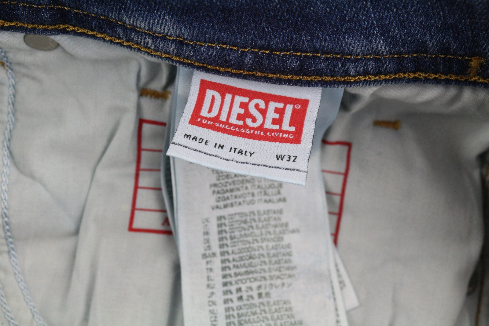 DIESEL 1979 Sleenker 068BI vyriški džinsai W32/L34, aptempti, sendinto stiliaus, aptempti. Rekomenduojama kaina – 319 €. 