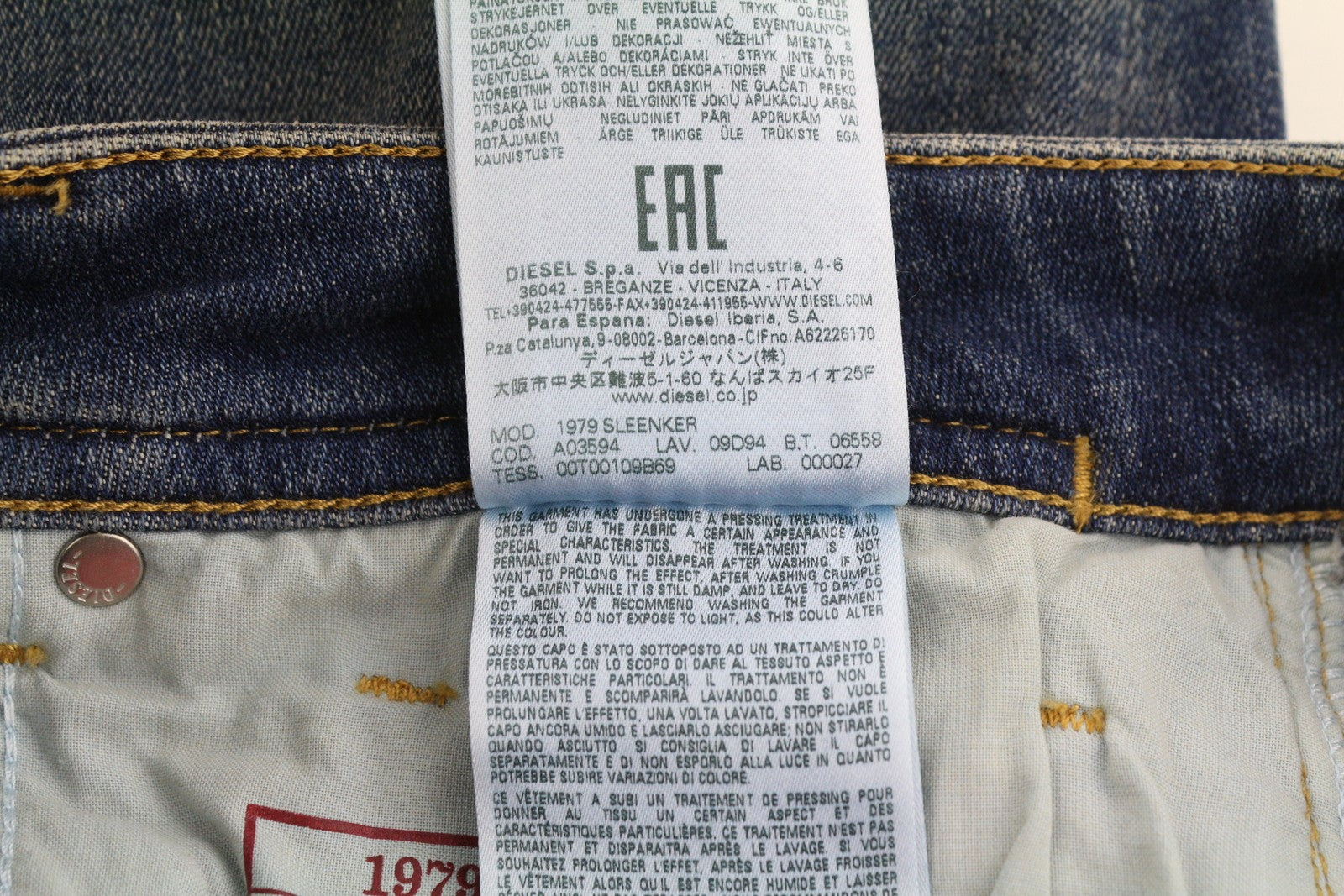 DIESEL 1979 Sleenker 09D94 vyriški džinsai W31/L32 mėlyni sendinto stiliaus aptempti žemo profilio džinsai, rekomenduojama kaina – 255 € 