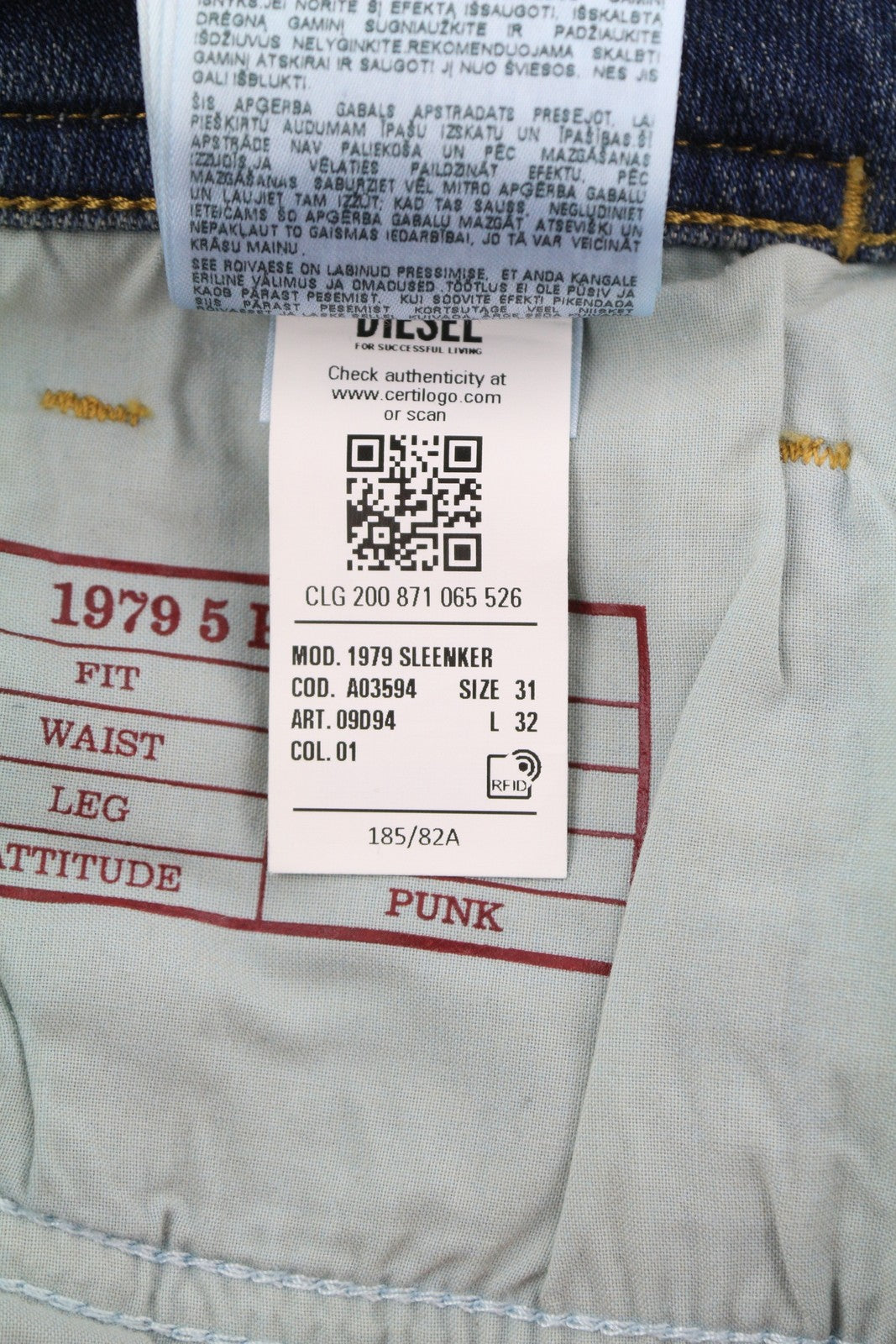 DIESEL 1979 Sleenker 09D94 vyriški džinsai W31/L32 mėlyni sendinto stiliaus aptempti žemo profilio džinsai, rekomenduojama kaina – 255 € 