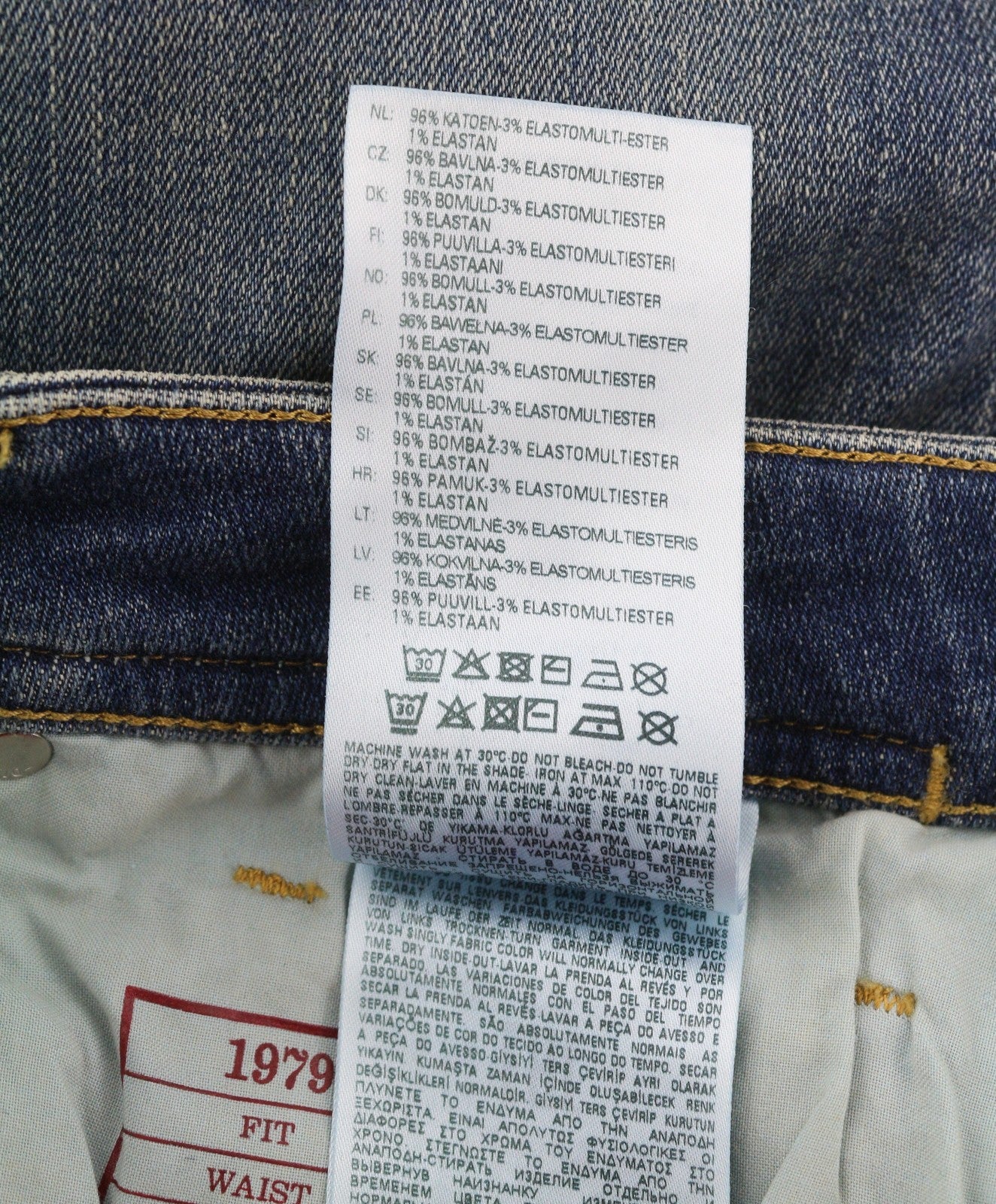 DIESEL 1979 Sleenker 09D94 vyriški džinsai W31/L32 mėlyni sendinto stiliaus aptempti žemo profilio džinsai, rekomenduojama kaina – 255 € 