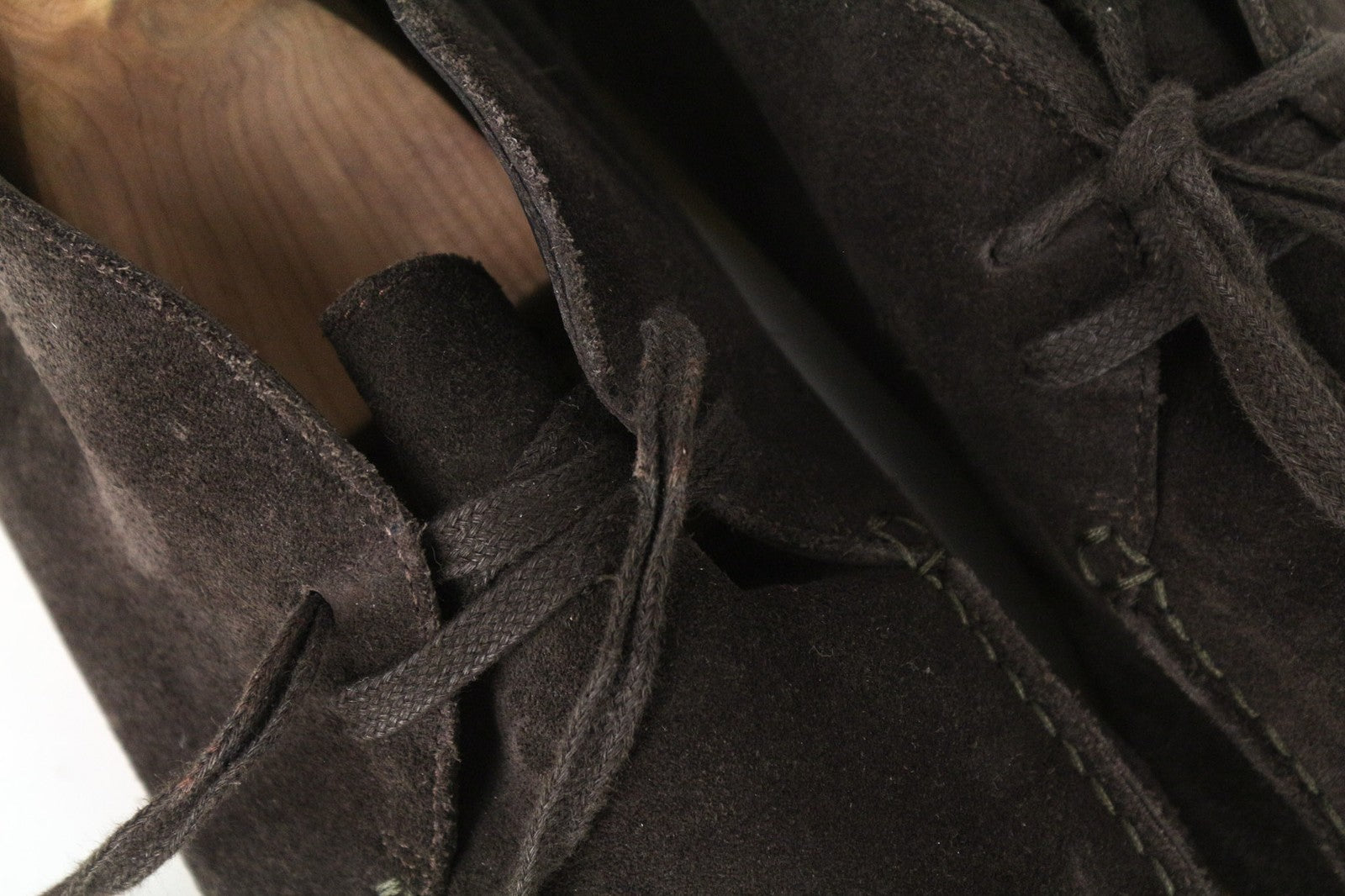 SUITSUPPLY vyriški tamsiai rudi zomšiniai odiniai aukštakulniai bateliai su nėriniuotais raštais, EU44 dydis 