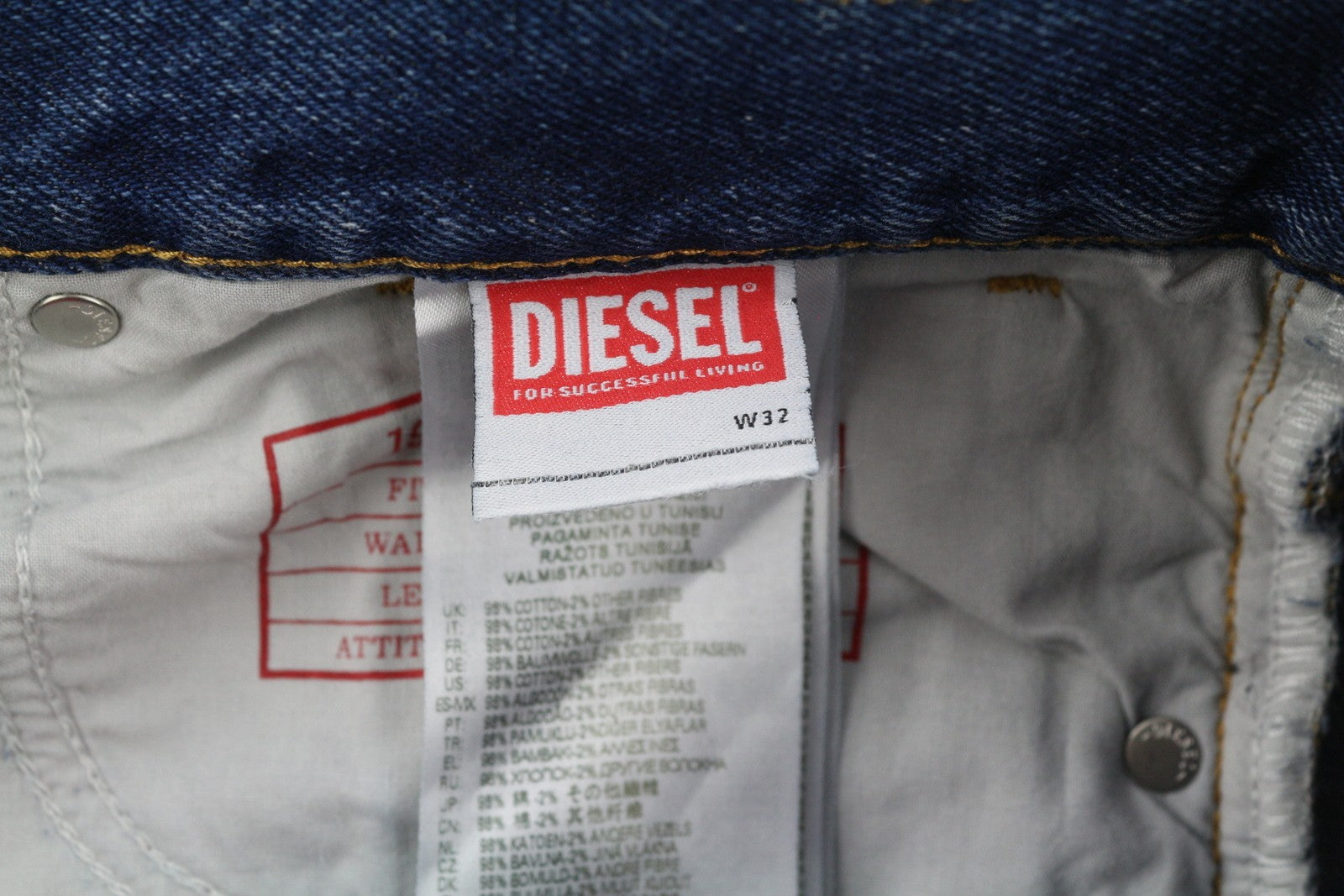 DIESEL 1995 09E02 vyriški džinsai W32/L34 mėlyni, plėšyti, ploni, tiesūs, RRP 375 USD