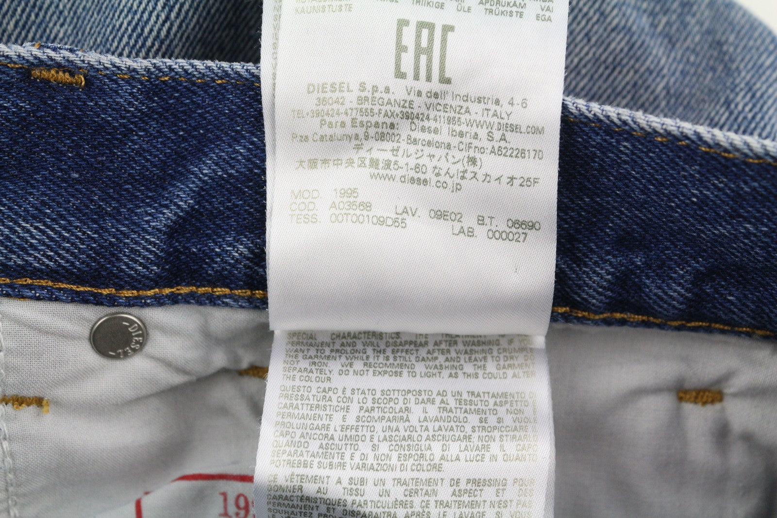 DIESEL 1995 09E02 vyriški džinsai W36/L32 mėlyni, plėšyti, prigludę, ploni. Rekomenduojama kaina – 375 USD. 