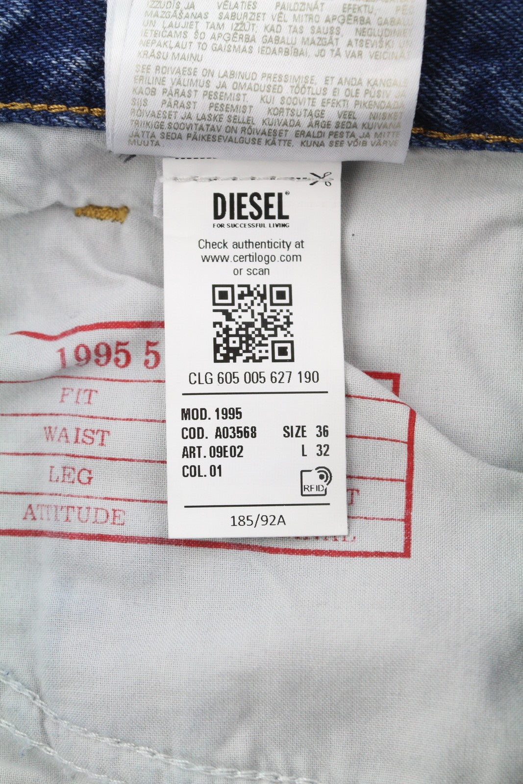 DIESEL 1995 09E02 vyriški džinsai W36/L32 mėlyni, plėšyti, prigludę, ploni. Rekomenduojama kaina – 375 USD. 