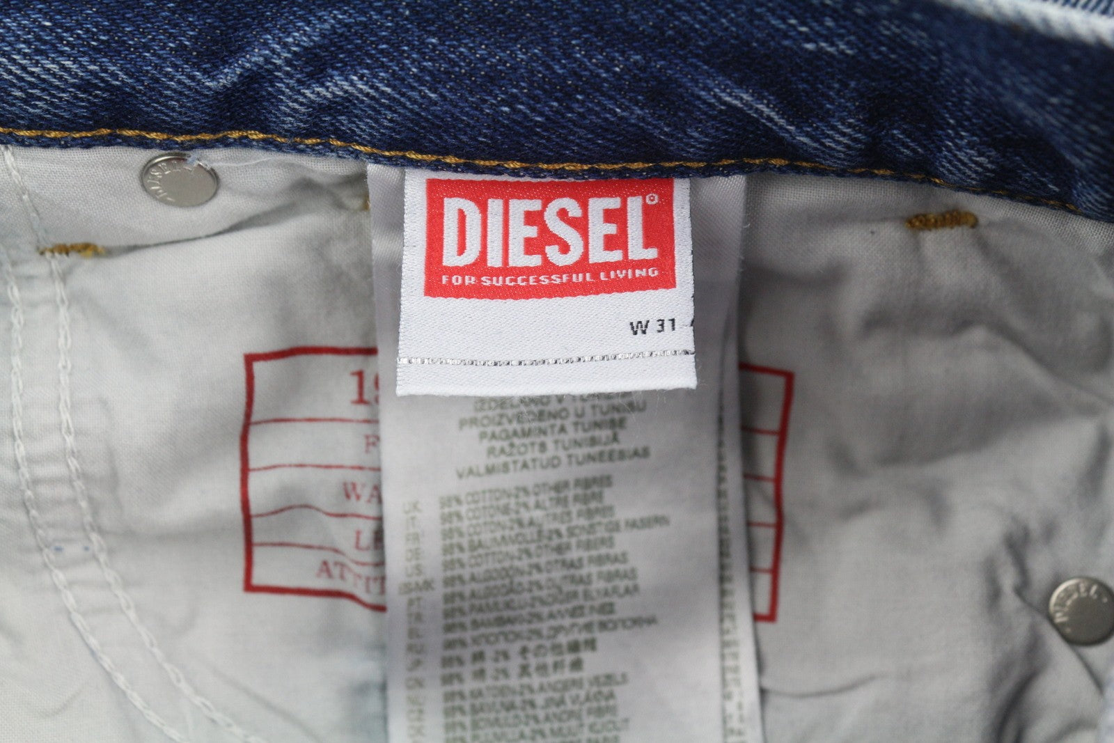 DIESEL 1995 09E02 vyriški džinsai W31/L32 mėlyni, plėšyti, ploni, tiesūs, RRP 375 USD 