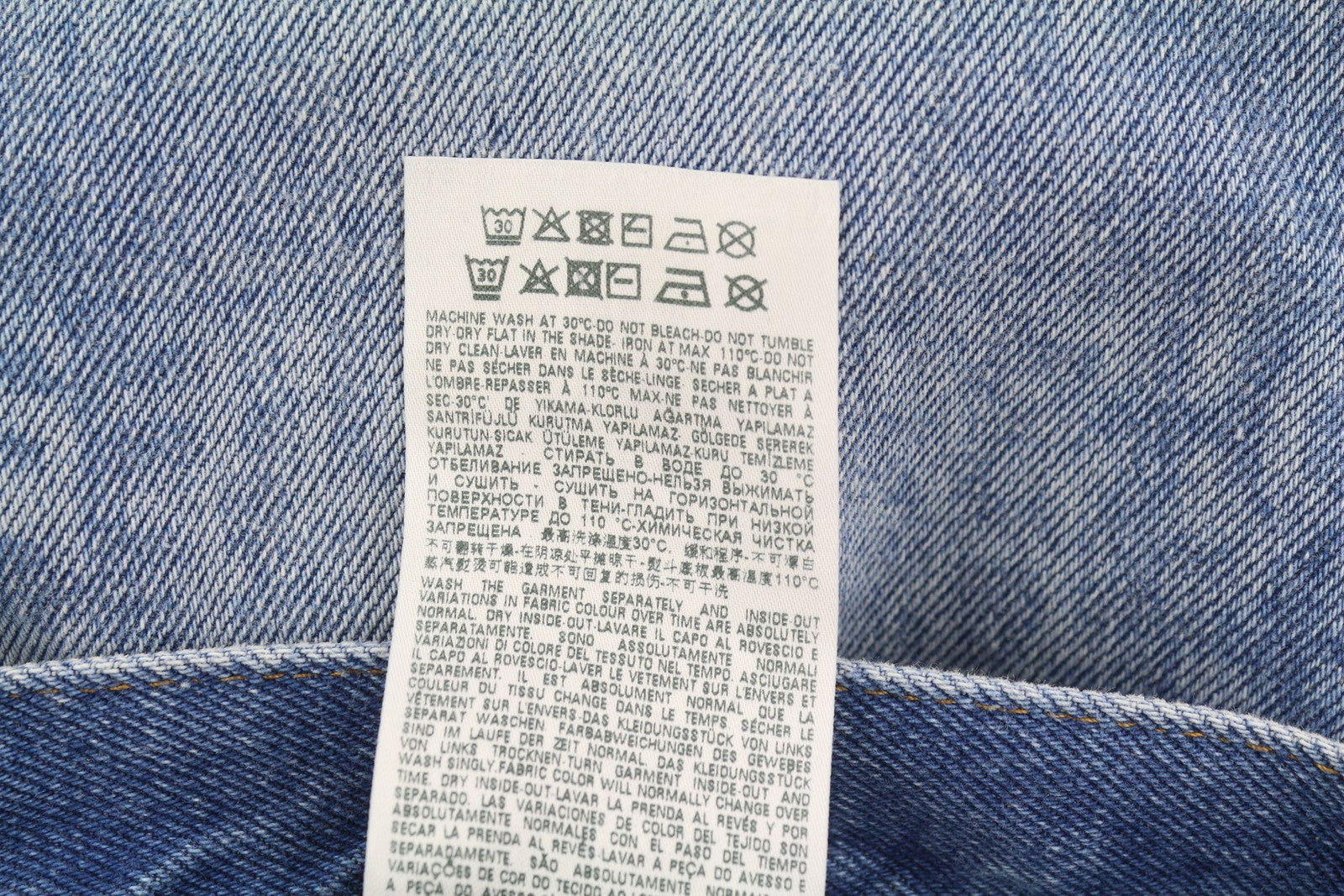 DIESEL 1995 007F5 vyriški džinsai W32/L32 ploni tiesaus kirpimo džinsai su raštuotu užtrauktuku, rekomenduojama kaina – 250 € 