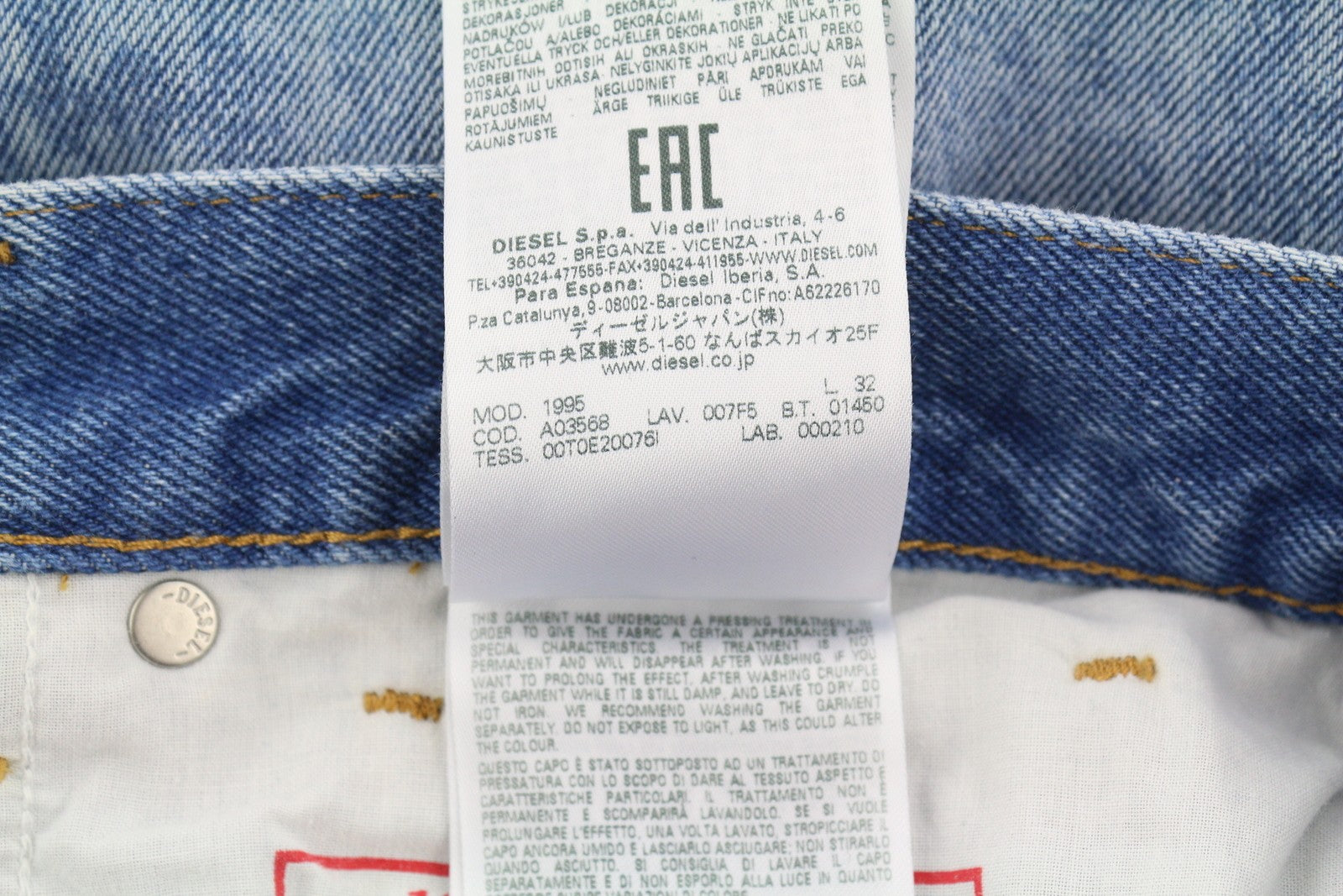 DIESEL 1995 007F5 vyriški džinsai W32/L32 ploni tiesaus kirpimo džinsai su raštuotu užtrauktuku, rekomenduojama kaina – 250 € 