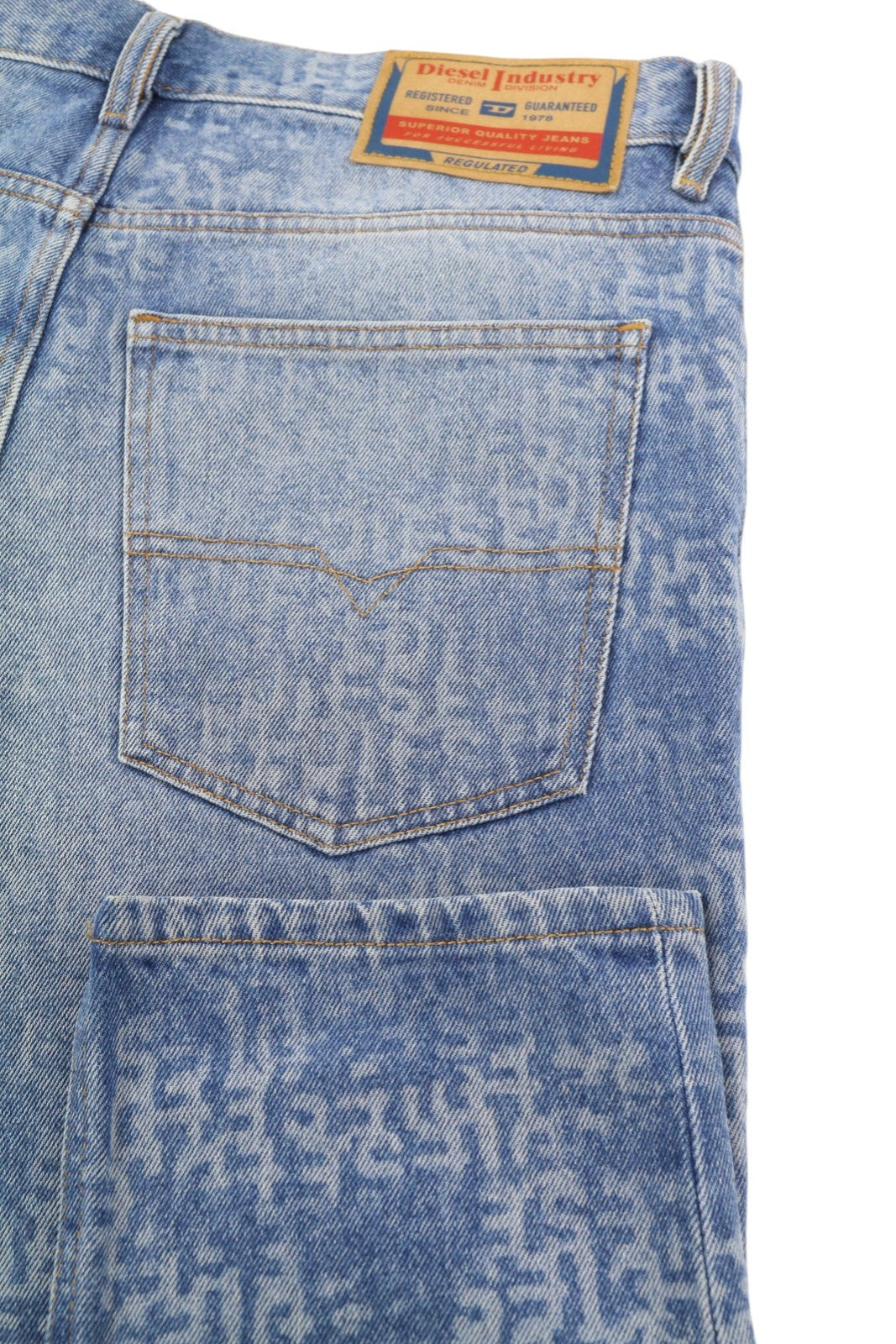 DIESEL 1995 007F5 vyriški džinsai W32/L32 ploni tiesaus kirpimo džinsai su raštuotu užtrauktuku, rekomenduojama kaina – 250 € 