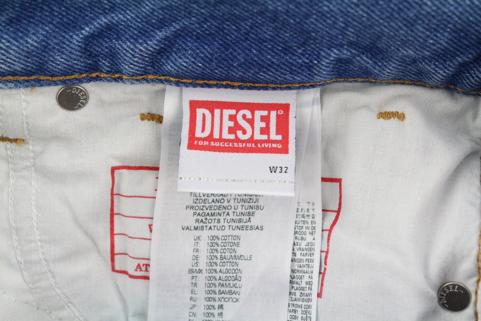 DIESEL 1995 007F5 vyriški džinsai W32/L32 ploni tiesaus kirpimo džinsai su raštuotu užtrauktuku, rekomenduojama kaina – 250 € 