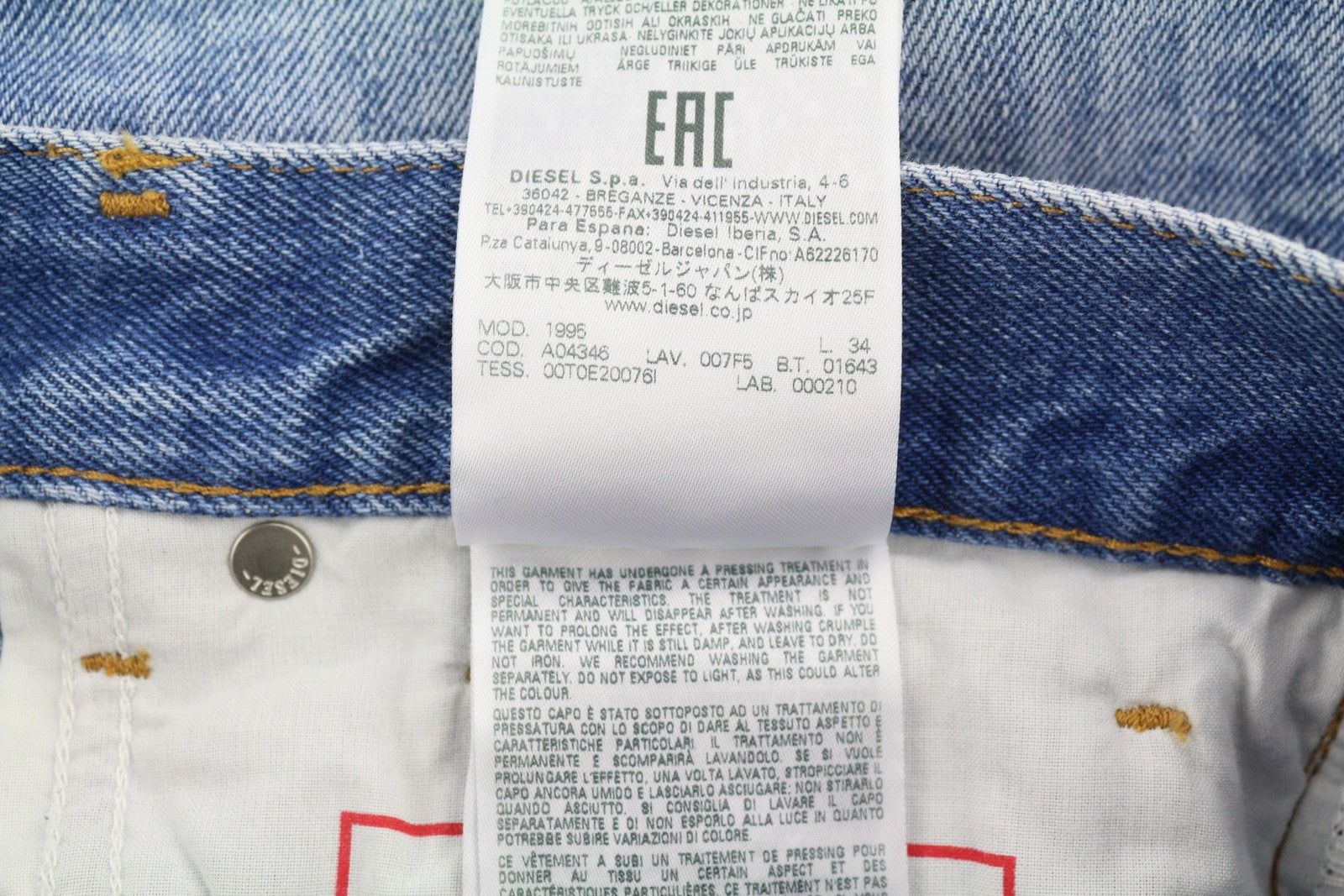 DIESEL 1995 007F5 vyriški džinsai W31/L34, prigludę, tiesaus kirpimo, raštuoti, rekomenduojama mažmeninė kaina – 250 € 