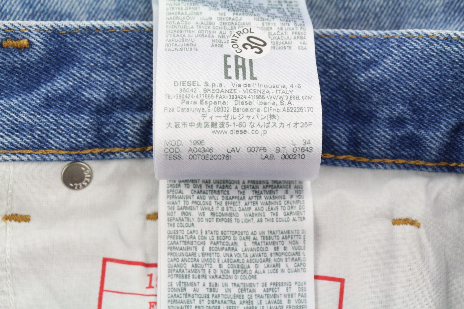 DIESEL 1995 007F5 vyriški džinsai W32/L34, prigludę, tiesaus kirpimo, raštuoti, rekomenduojama mažmeninė kaina – 250 € 