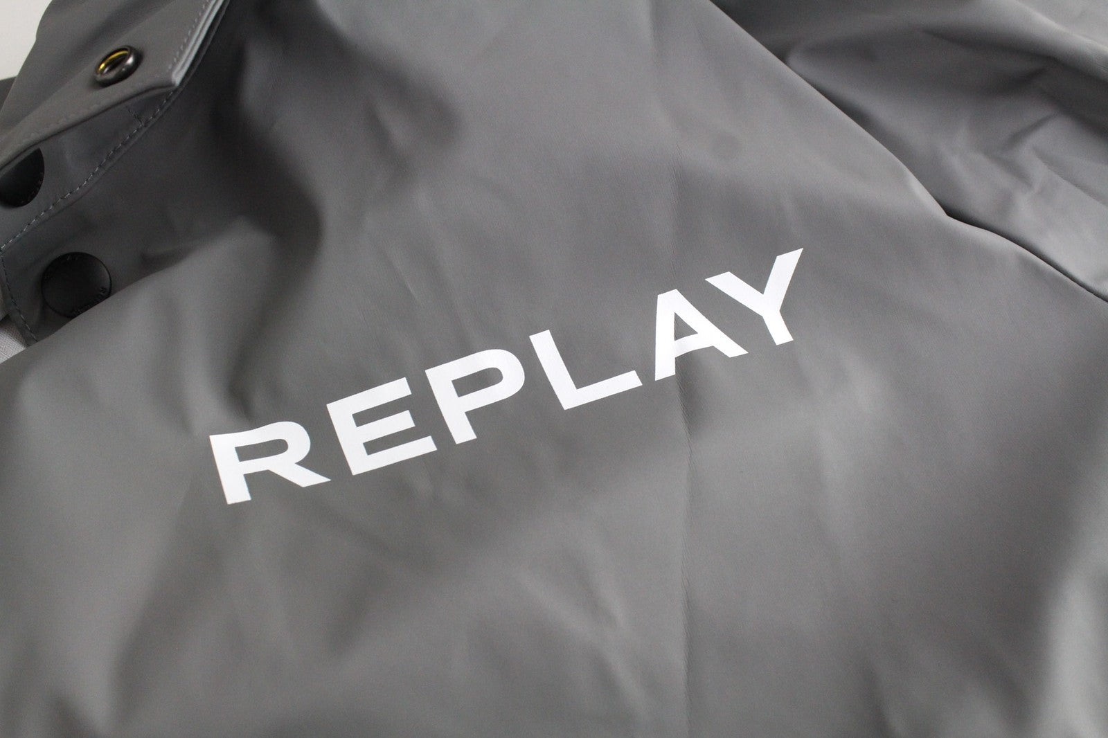 REPLAY vyriška striukė L pilka, su gobtuvu, vidutinio ilgio, su juostele, guma dengta, be pamušalo 