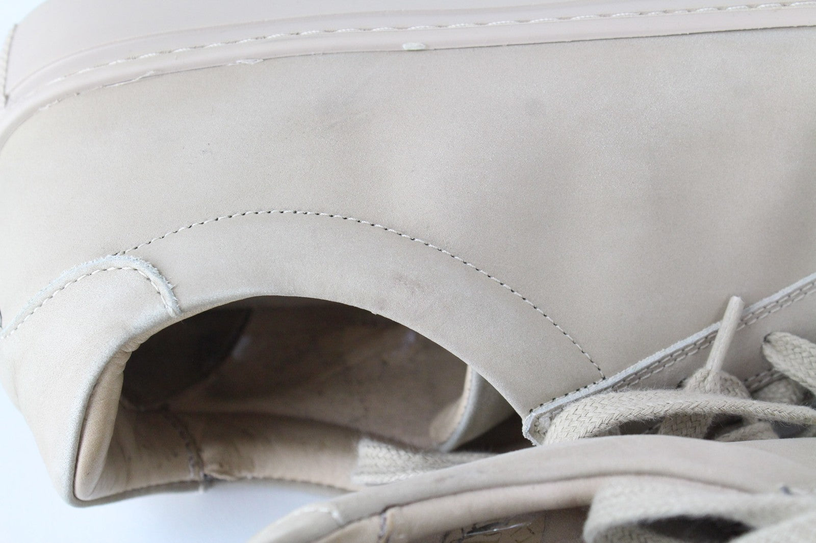 SUITSUPPLY vyriški sportbačiai, EU44, smėlio spalvos, žemakulniai, veršiuko odos, klasikiniai sportbačiai su nėriniuotais kraštais 