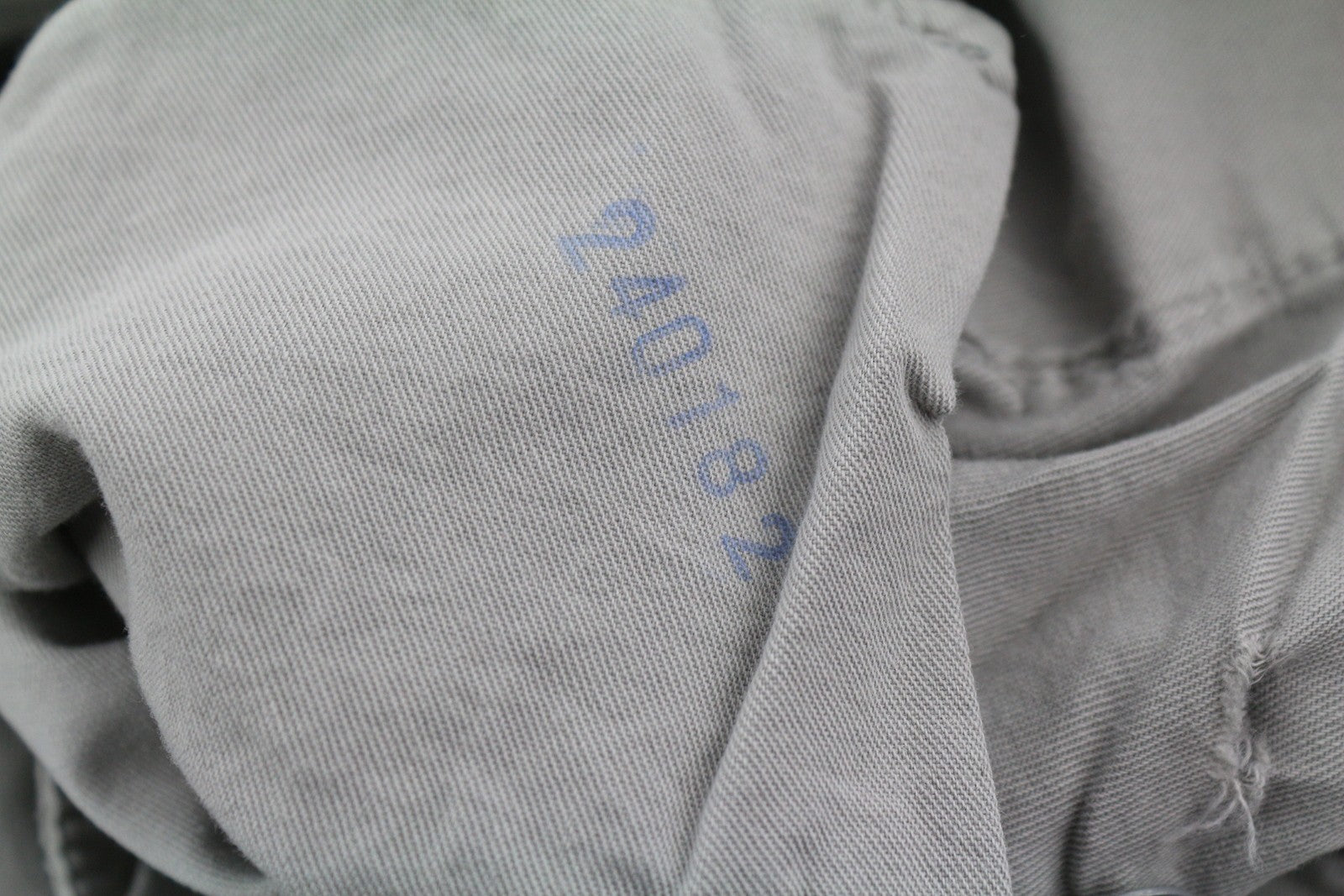 NUDIE JEANS Khaki spalvos įprastos vyriškos kelnės W32/L34 pilkos spalvos „Moon Dust“ dirbtinės odos chino kelnės 