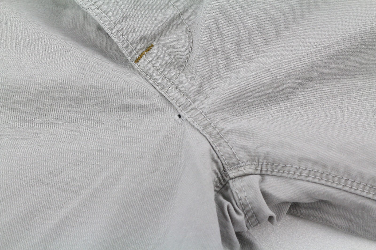 NUDIE JEANS Khaki spalvos įprastos vyriškos kelnės W32/L34 pilkos spalvos „Moon Dust“ dirbtinės odos chino kelnės 