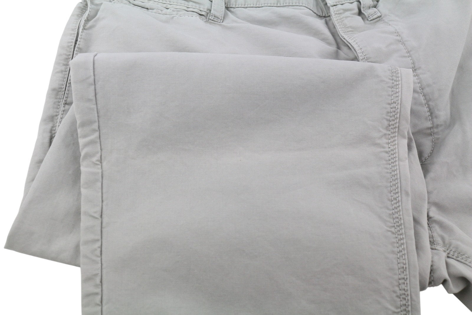 NUDIE JEANS Khaki spalvos įprastos vyriškos kelnės W32/L34 pilkos spalvos „Moon Dust“ dirbtinės odos chino kelnės 