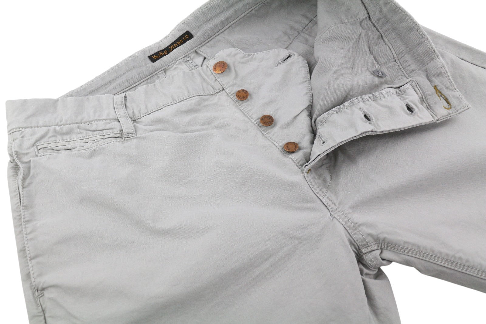 NUDIE JEANS Khaki spalvos įprastos vyriškos kelnės W32/L34 pilkos spalvos „Moon Dust“ dirbtinės odos chino kelnės 