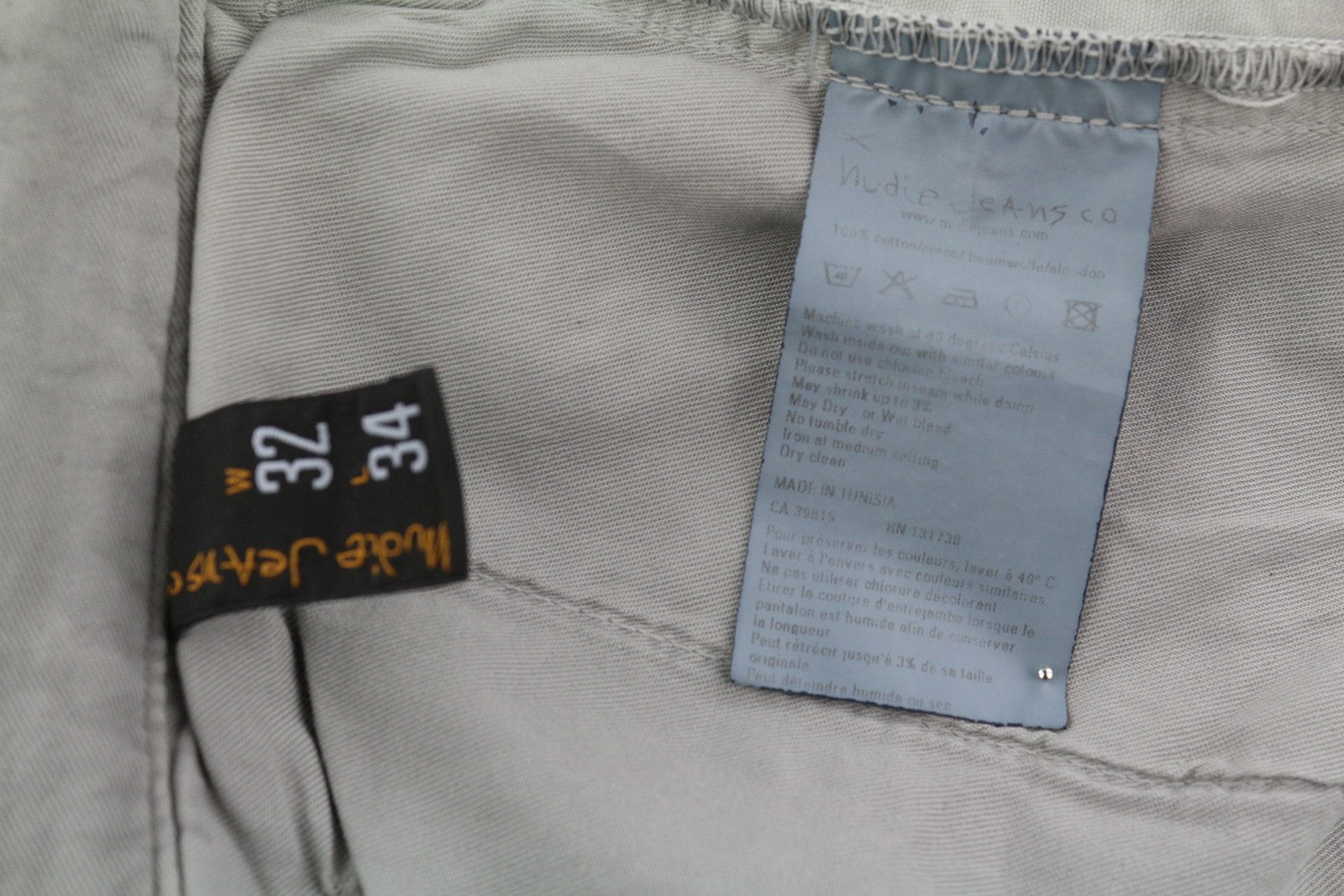 NUDIE JEANS Khaki spalvos įprastos vyriškos kelnės W32/L34 pilkos spalvos „Moon Dust“ dirbtinės odos chino kelnės 