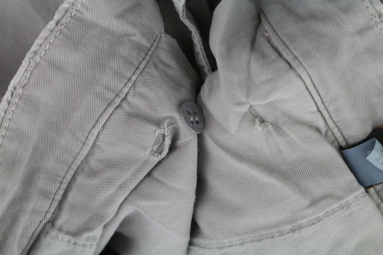 NUDIE JEANS Khaki spalvos įprastos vyriškos kelnės W32/L34 pilkos spalvos „Moon Dust“ dirbtinės odos chino kelnės 