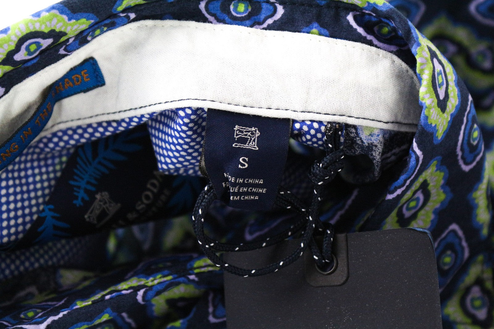 SCOTCH &amp; SODA vyriški marškinėliai su mėlyna medvilnine grafika ir sagomis bei elegantiška apykakle S dydžio