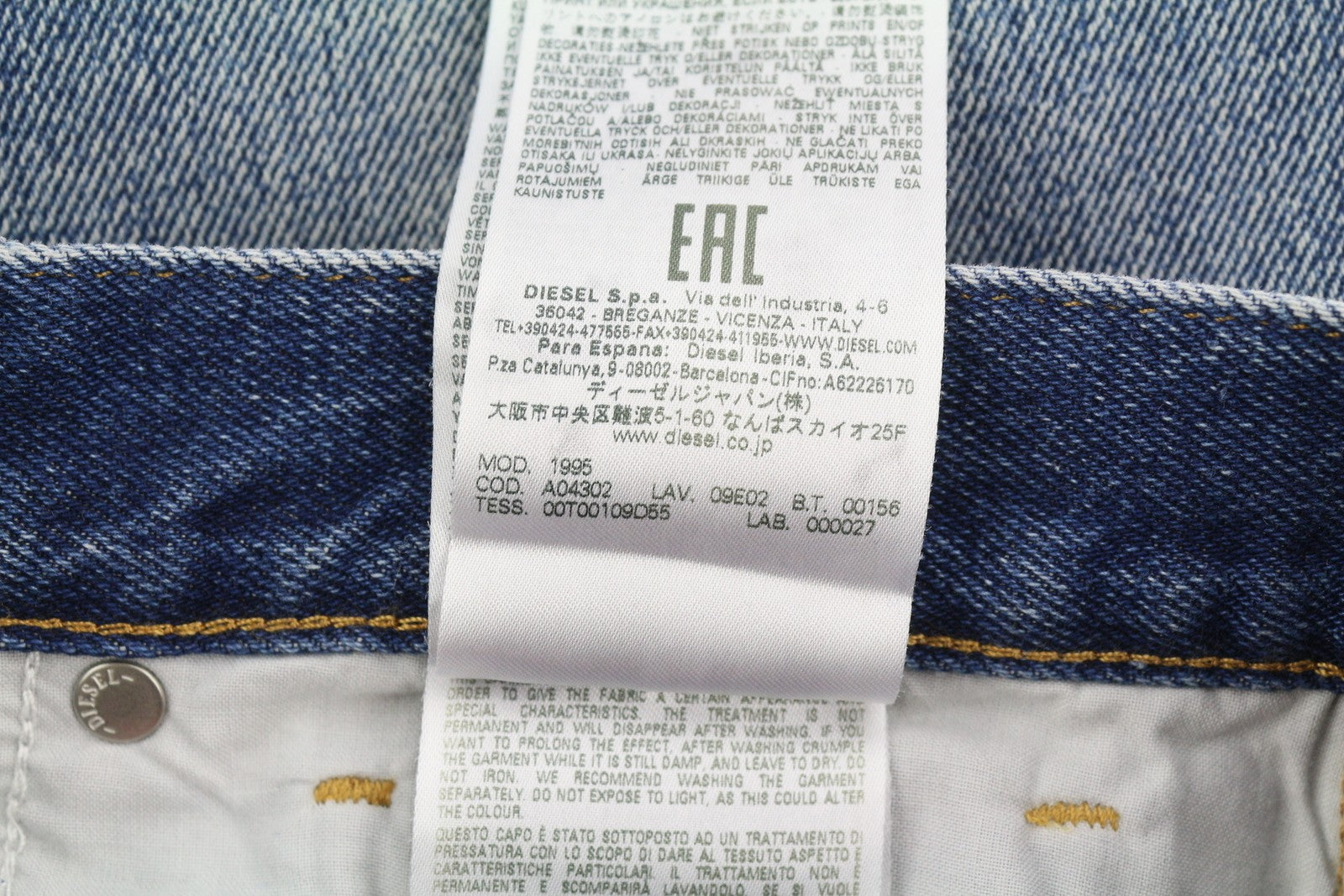 DIESEL 1995 09E02 vyriški džinsai W31/L30 mėlyni, plėšyti, ploni, tiesūs, RRP 375 USD 