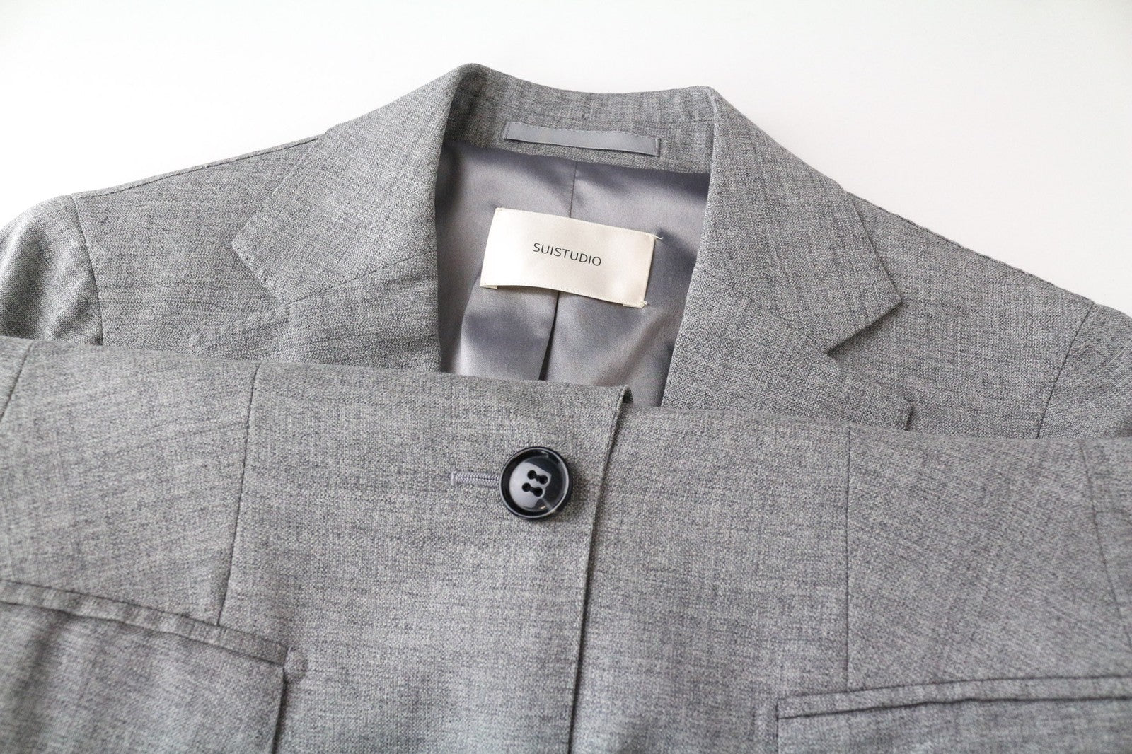 „SUITSUPPLY Cameron“ moteriškas pilkas švarkas su grynos vilnos pamušalu, vieneilis, UK6S dydis 