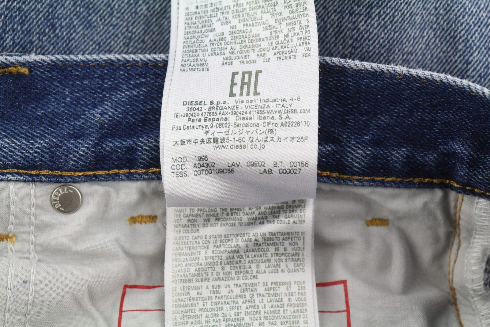 DIESEL 1995 09E02 vyriški džinsai W30/L30 mėlyni, plėšyti, ploni, tiesūs, RRP 375 USD 
