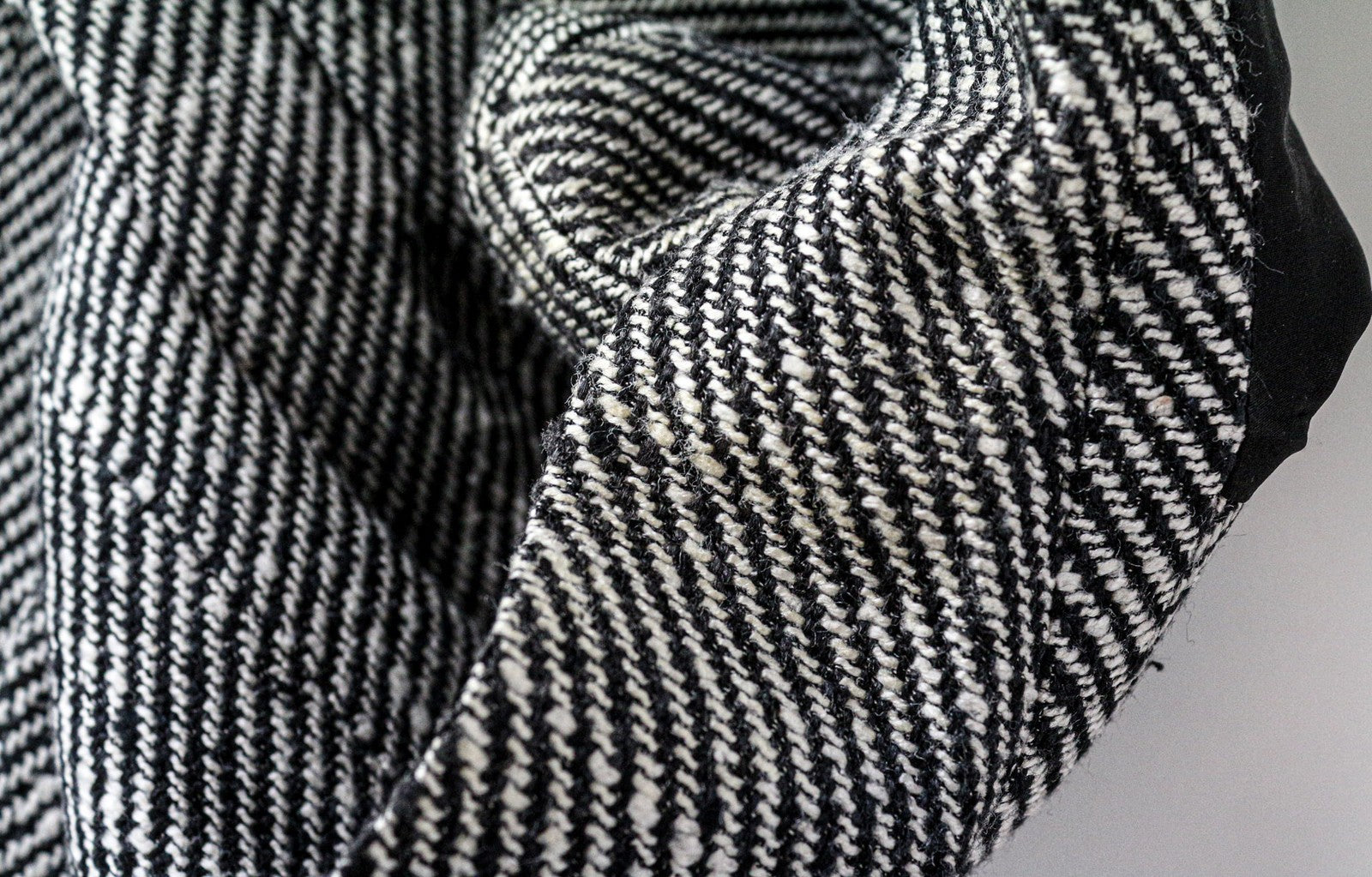 „SUITSUPPLY Olivia“ moteriškas pilkas šilkinis medvilninis raštuotas švarkas su smailiu atvartu (UK8R) 