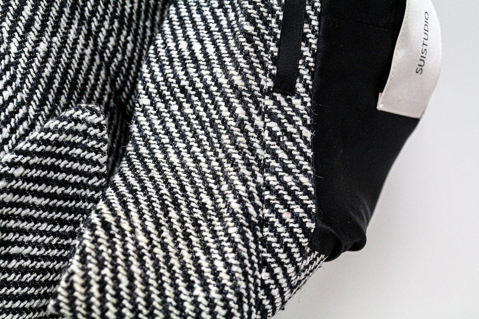 „SUITSUPPLY Olivia“ moteriškas pilkas šilkinis medvilninis raštuotas švarkas su smailiu atvartu (UK8R) 