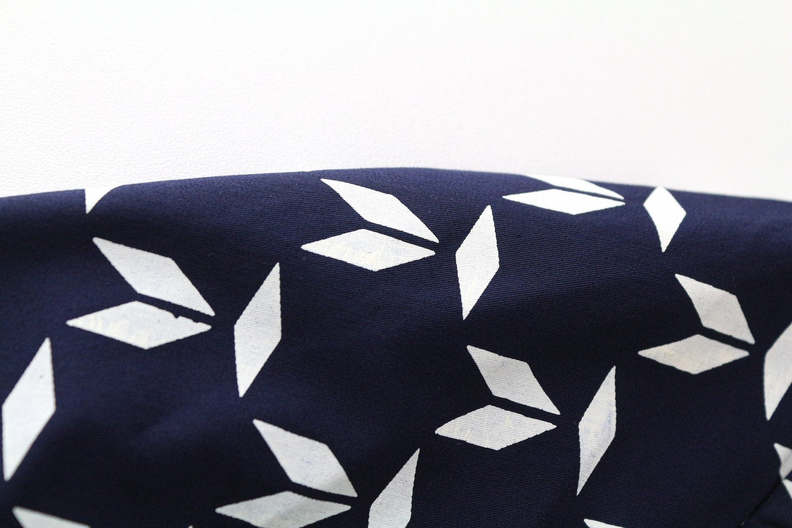 SCOTCH &amp; SODA vyriški M dydžio jūrų geometrinio rašto tamprūs medvilnės mišinio ploni marškinėliai 