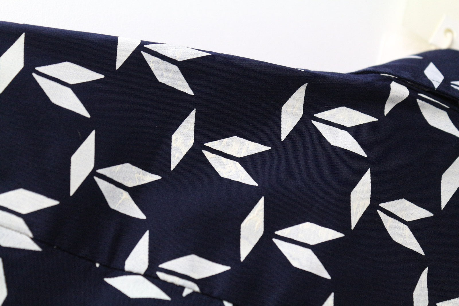 SCOTCH &amp; SODA vyriški M dydžio jūrų geometrinio rašto tamprūs medvilnės mišinio ploni marškinėliai 