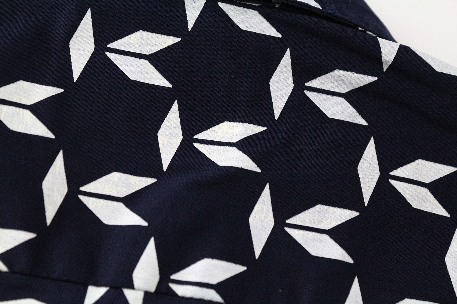 SCOTCH &amp; SODA vyriški M dydžio jūrų geometrinio rašto tamprūs medvilnės mišinio ploni marškinėliai 