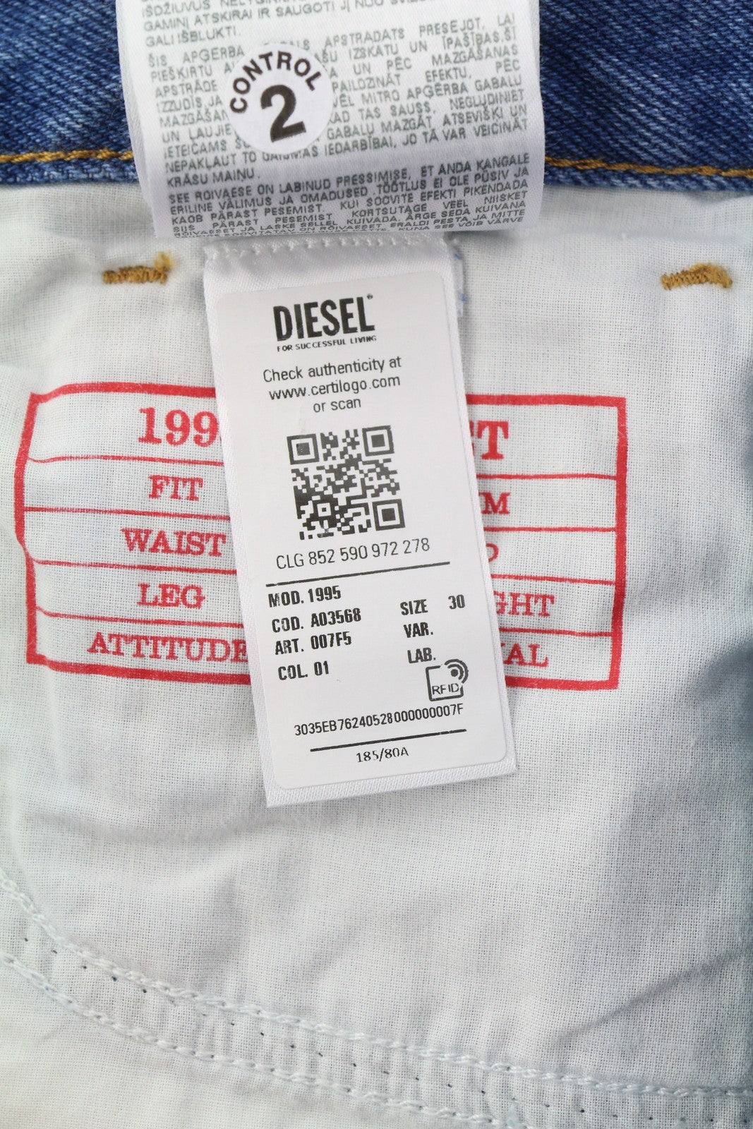 DIESEL 1995 007F5 vyriški džinsai W30/L32 Slim Fit tiesaus kirpimo su logotipu, rekomenduojama kaina – 250 € 