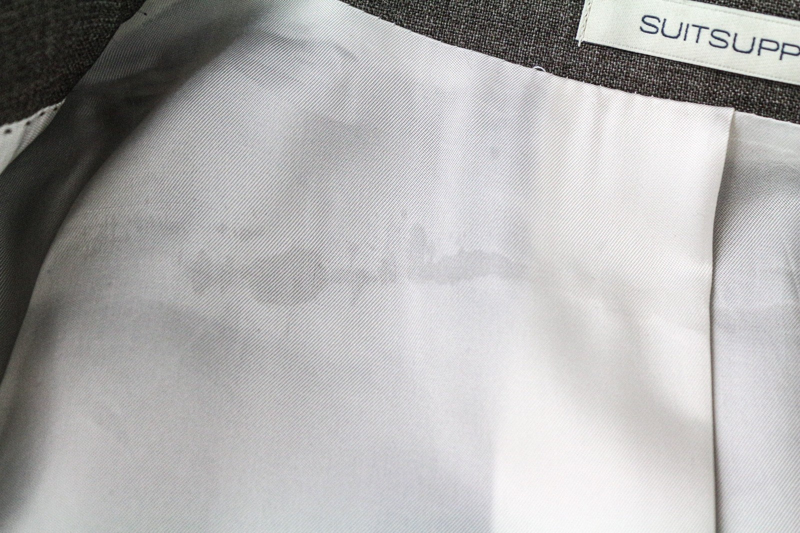 „SUITSUPPLY Lazio“ vyriški rudi, ploni, vieneiliai marškinėliai su grynos vilnos pamušalu, UK44R, dydžiai 