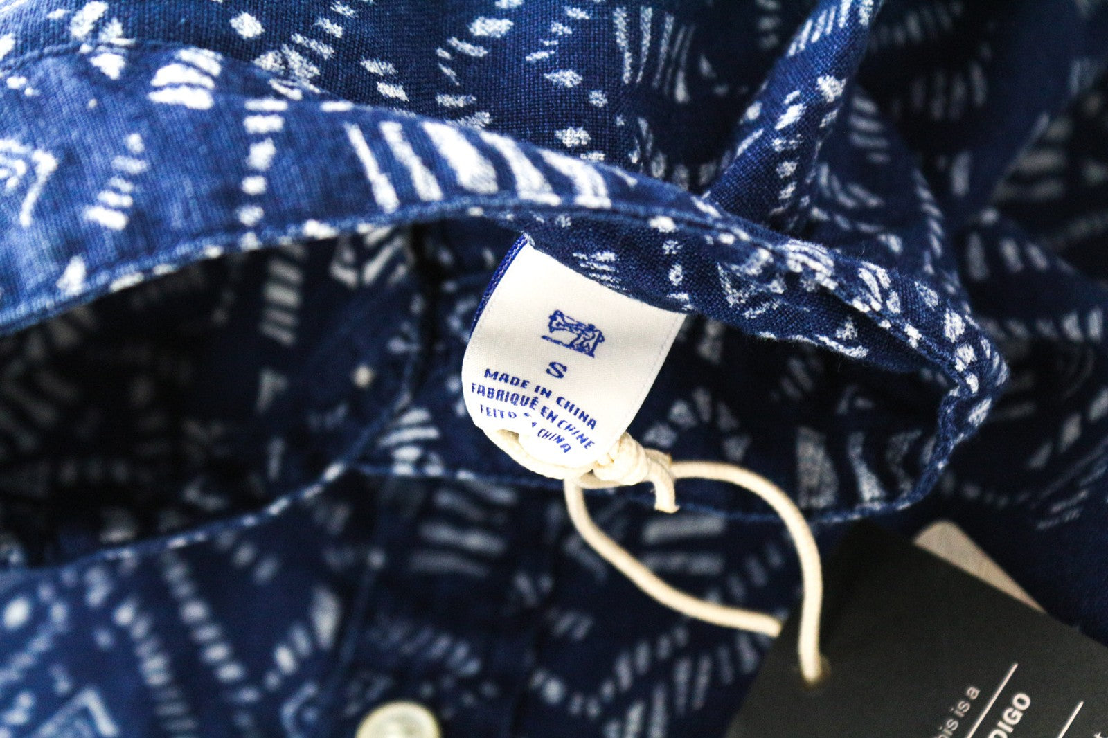 SCOTCH &amp; SODA vyriški mėlyni abstrakčiai su grafika „Henley“ medvilninio lino mišinio marškiniai S dydžio 